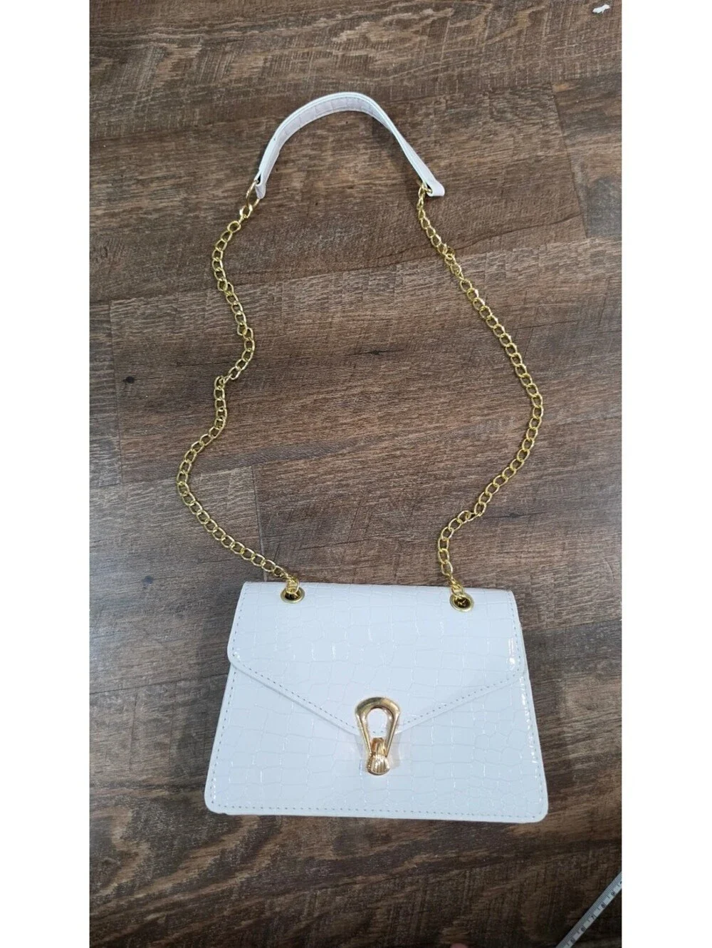 Elegant White Faux Croc-Embossed Shoulder Bag with Gold Chain Strap